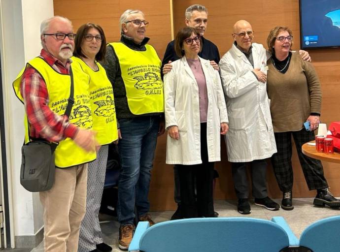 Un ecografo di ultima generazione consegnato al Day Hopital di Chivasso dall'associazione Stefano Bocca
